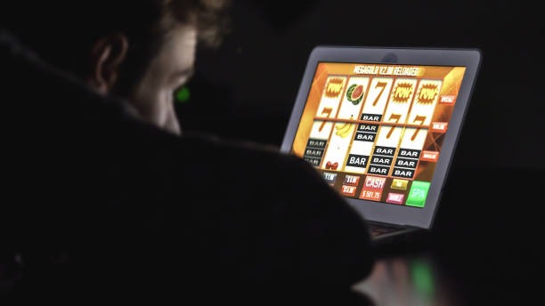 Live roulette wheel and betting board on tajir365 mobile